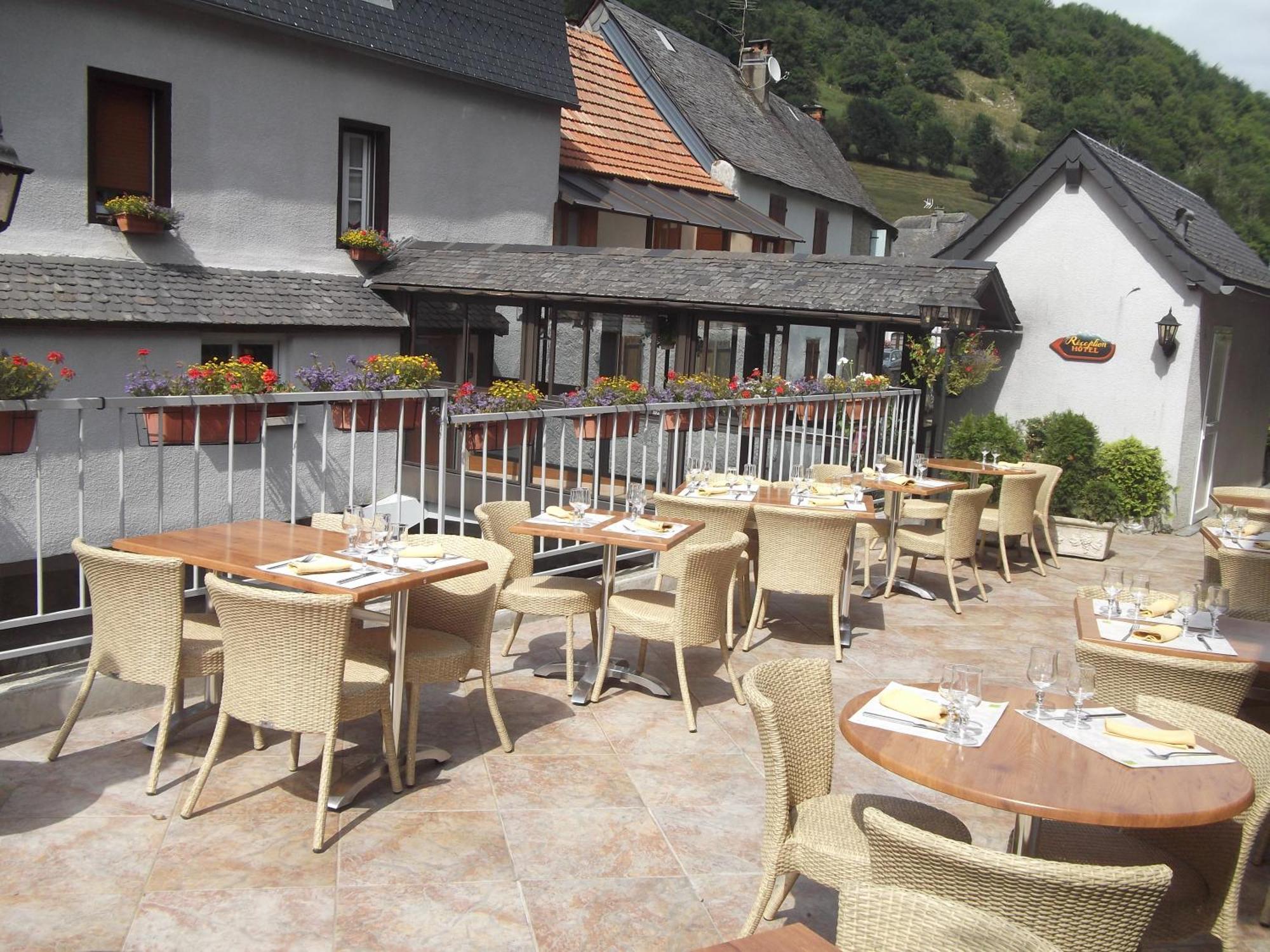 Hotel Logis Auberge De L'Isard Saint-Lary  Exterior photo